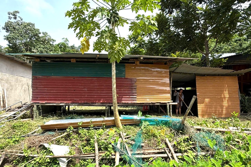 Mất trắng sau lũ, người dân dựng lán giữa đống hoang tàn ở tạm - 4 Mất trắng sau lũ, người dân dựng lán giữa đống hoang tàn ở tạm - 4