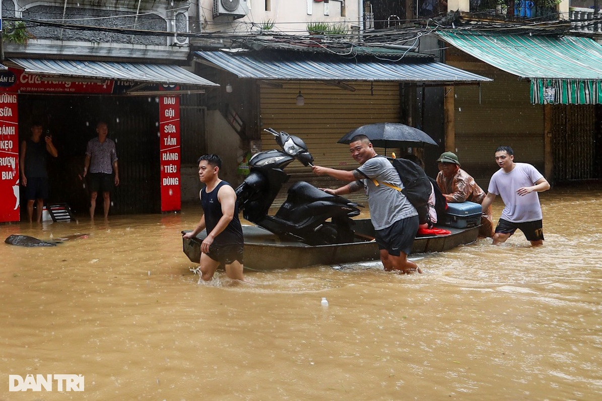 View - Nước sông Hồng vượt báo động 2, người dân ven đê vội vã sơ tán khẩn cấp | Báo Dân trí