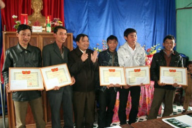 Tặng huy hiệu "Tuổi trẻ dũng cảm" cho 3 người hùng sông Gianh