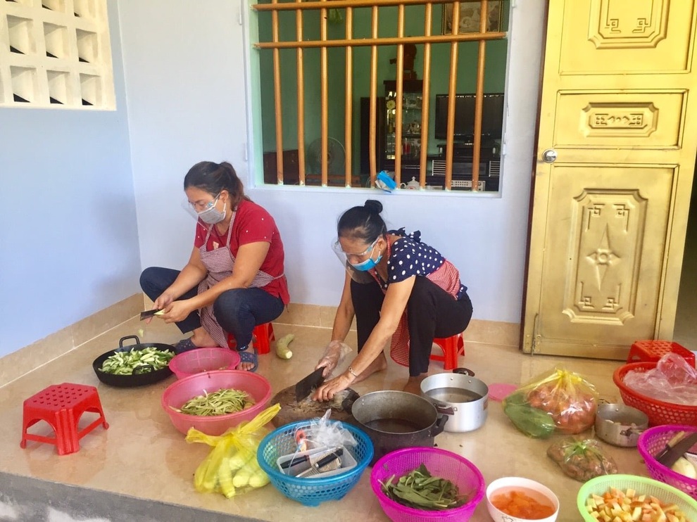 Phụ nữ vùng quê góp gạo thổi cơm tiếp sức lực lượng ngày đêm chống dịch - 4 Phụ nữ vùng quê góp gạo thổi cơm tiếp sức lực lượng ngày đêm chống dịch - 4