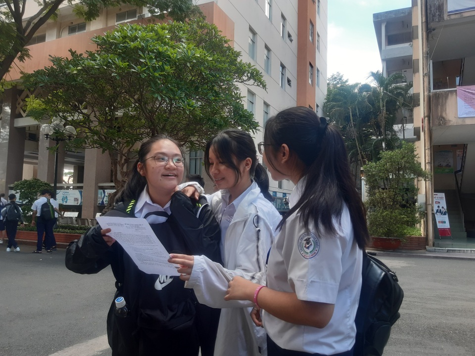 Đề Văn lớp 10 Phổ thông Năng khiếu bàn về nhà trí thức không biên giới - 5