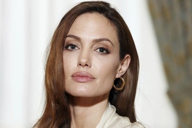 Vừa đến chơi nhà chồng cũ, nay Angelina Jolie lại hẹn ăn tối với "trai trẻ"