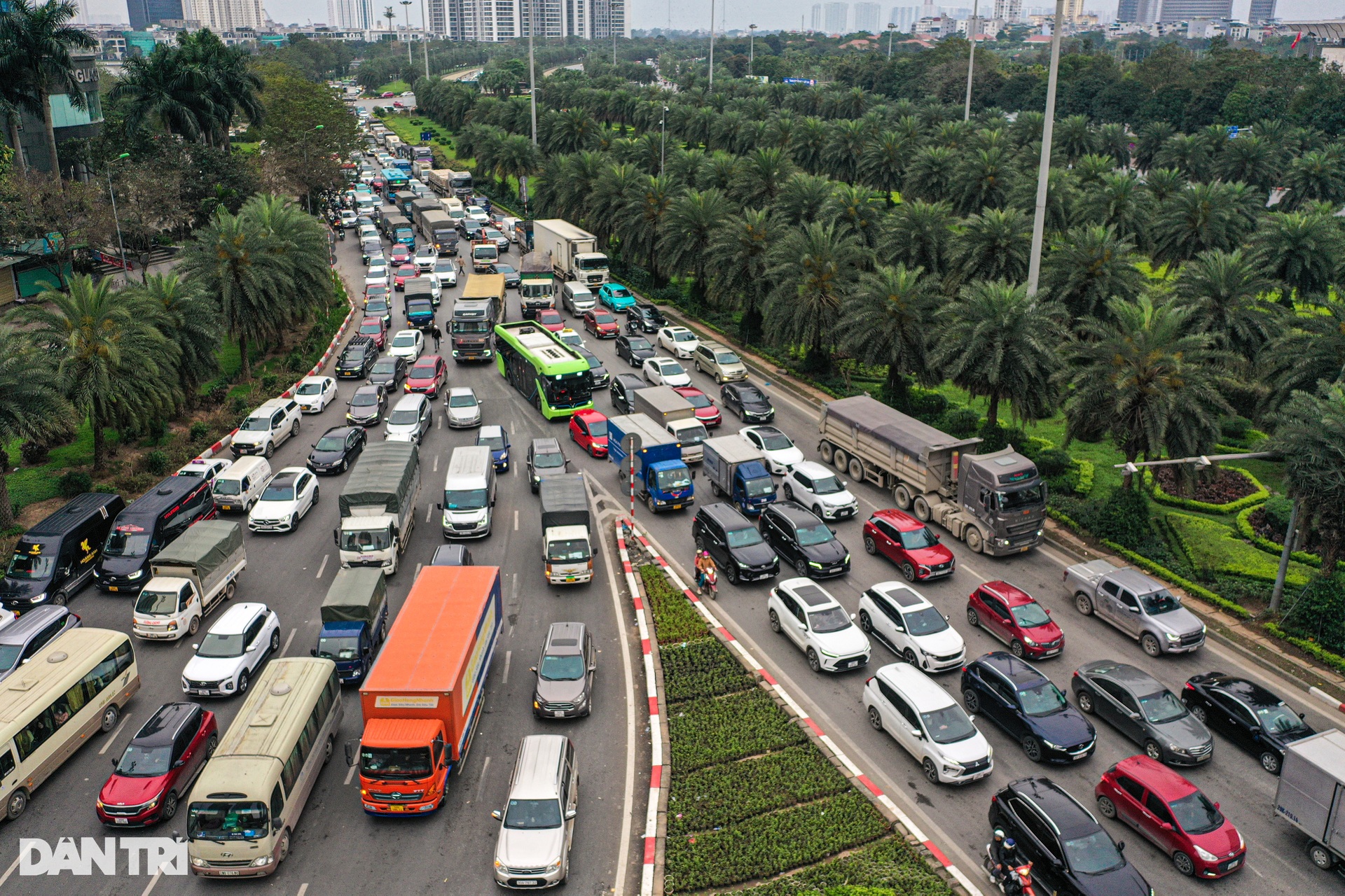 Hà Nội: Giao thông hỗn loạn, kẹt gần 5km trên đại lộ Thăng Long - 1 Hà Nội: Giao thông hỗn loạn, kẹt gần 5km trên đại lộ Thăng Long - 1