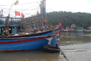 Thực hiện lệnh cấm biển khi bão Nesat đang đến gần