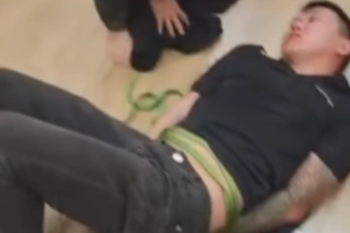 বাথরুমে লুকিয়ে লুকিয়ে মালিকের ঘুমিয়ে পড়ার জন্য অপেক্ষা করছিল, তারপর ছুটে এসে তার জিনিসপত্র নেওয়ার জন্য তাকে শ্বাসরোধ করে হত্যা করেছিল - ১ Lẻn vào phòng tắm nấp, chờ chủ ngủ say xông tới bóp cổ lấy tài sản - 1