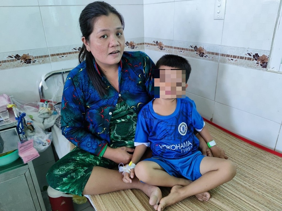 Nhiều bệnh nhi bị sốt, nôn ói, đau đầu dữ dội do nhiễm sán chó - 1 Nhiều bệnh nhi bị sốt, nôn ói, đau đầu dữ dội do nhiễm sán chó - 1