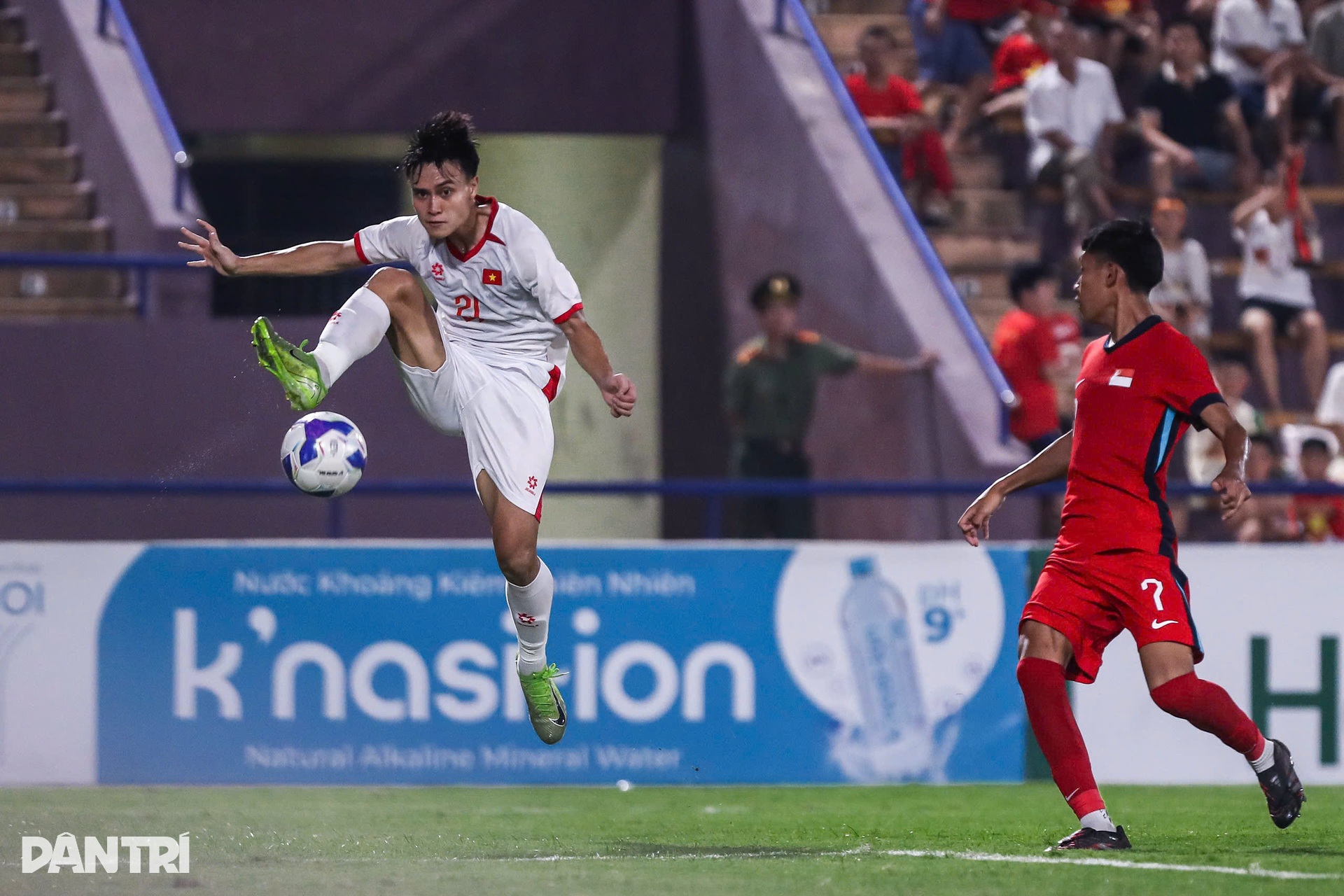 Màn trình diễn của Đình Bắc và Văn Trường trước U23 Singapore - 3 Màn trình diễn của Đình Bắc và Văn Trường trước U23 Singapore - 3