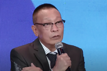 MC Lại Văn Sâm gặp sự cố, vội nhắn khán giả thông cảm trên sóng truyền hình