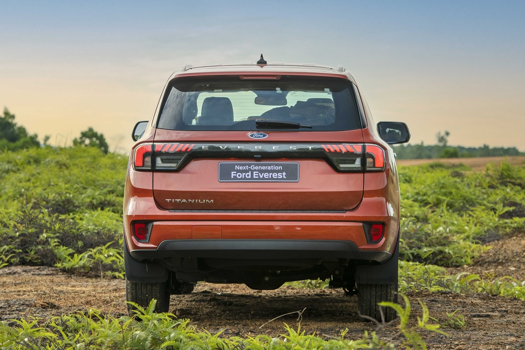 Ford Everest 2023 chốt giá từ 1,1 tỷ đồng, thêm trang bị để đấu Fortuner - 5 Ford Everest 2023 chốt giá từ 1,1 tỷ đồng, thêm trang bị để đấu Fortuner - 5