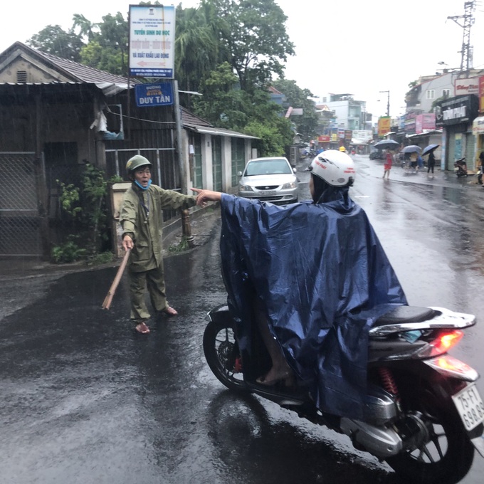 Thừa Thiên Huế: Liên tiếp mua to, lực lượng chức năng khẩn trương giúp dân chạy lũ - Ảnh 4.