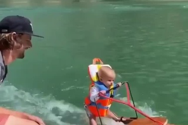 Thần thái "dân thể thao": Nhóc tì lướt sóng dáng siêu "chất"