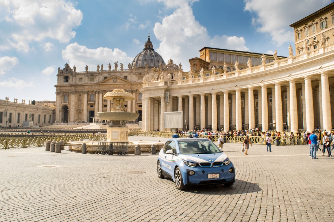 Người mẫu kể chuyện bị đuổi khỏi Vatican vì mặc quá gợi cảm - 2 Người mẫu kể chuyện bị đuổi khỏi Vatican vì mặc quá gợi cảm - 2