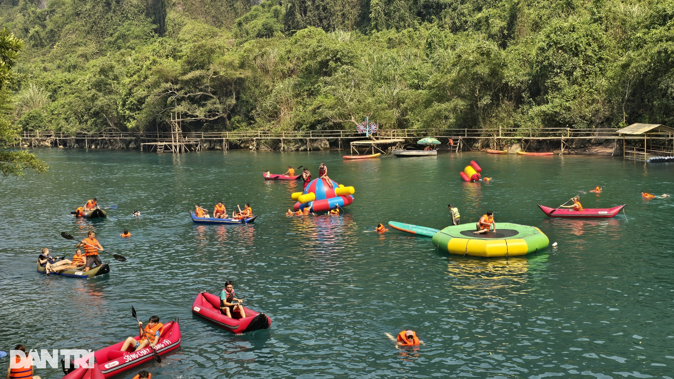 View - Du khách đổ xô về Phong Nha, ngâm mình trong dòng suối mát lạnh | Báo Dân trí