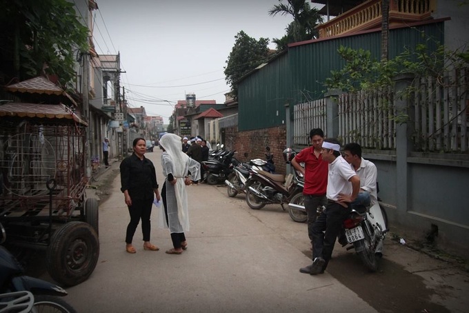 Vụ xe khách đâm đoàn người đưa tang: Làng Trung Nguyên hôm nay đại tang, cháu tôi đến chết vẫn khổ quá! - Ảnh 9. Vụ xe khách đâm đoàn người đưa tang: Làng Trung Nguyên hôm nay đại tang, cháu tôi đến chết vẫn khổ quá! - Ảnh 9.