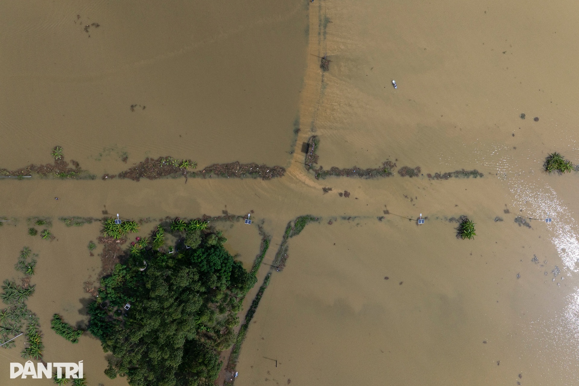 Khung cảnh xót xa với những mái nhà chìm sâu dưới dòng nước lũ - 12