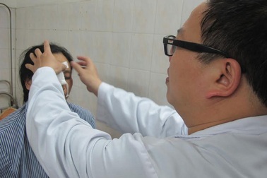 Mù mắt vì bất cẩn trong lúc móc dây chun buộc hàng