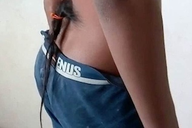 Cậu bé có đuôi như thần linh trong truyền thuyết