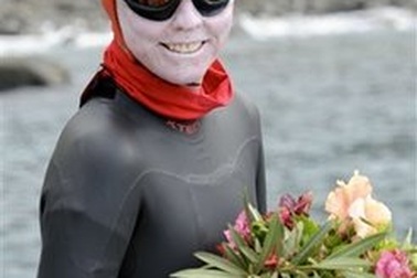 56 tuổi trở thành người phụ nữ đầu tiên bơi qua Đại Tây Dương