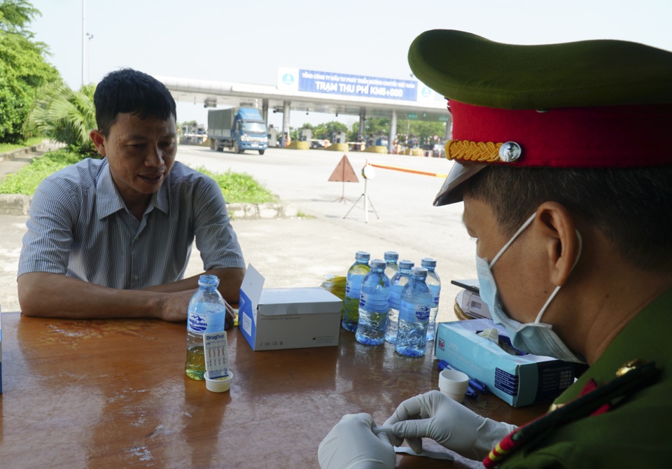 Cảnh sát triển khai mẫu test nhanh ma túy trên cao tốc Nội Bài - Lào Cai - 7 Cảnh sát triển khai mẫu test nhanh ma túy trên cao tốc Nội Bài - Lào Cai - 7
