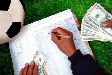 Mối lo trả nợ cá độ cho chồng sau World Cup