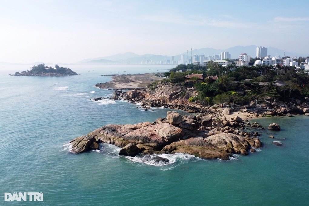 Bắt quả tang kẻ có hành vi biến thái trước mặt các cô gái ở biển Nha Trang - 2 Bắt quả tang kẻ có hành vi biến thái trước mặt các cô gái ở biển Nha Trang - 2