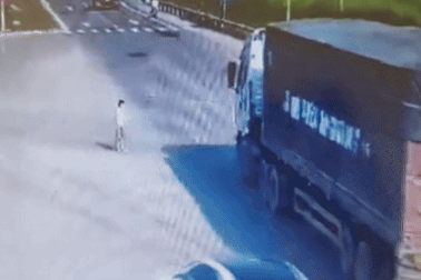 Nam thanh niên đi bộ lao vào gầm xe tải tự vẫn