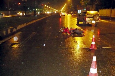 Xe máy đâm dải phân cách, một người tử nạn