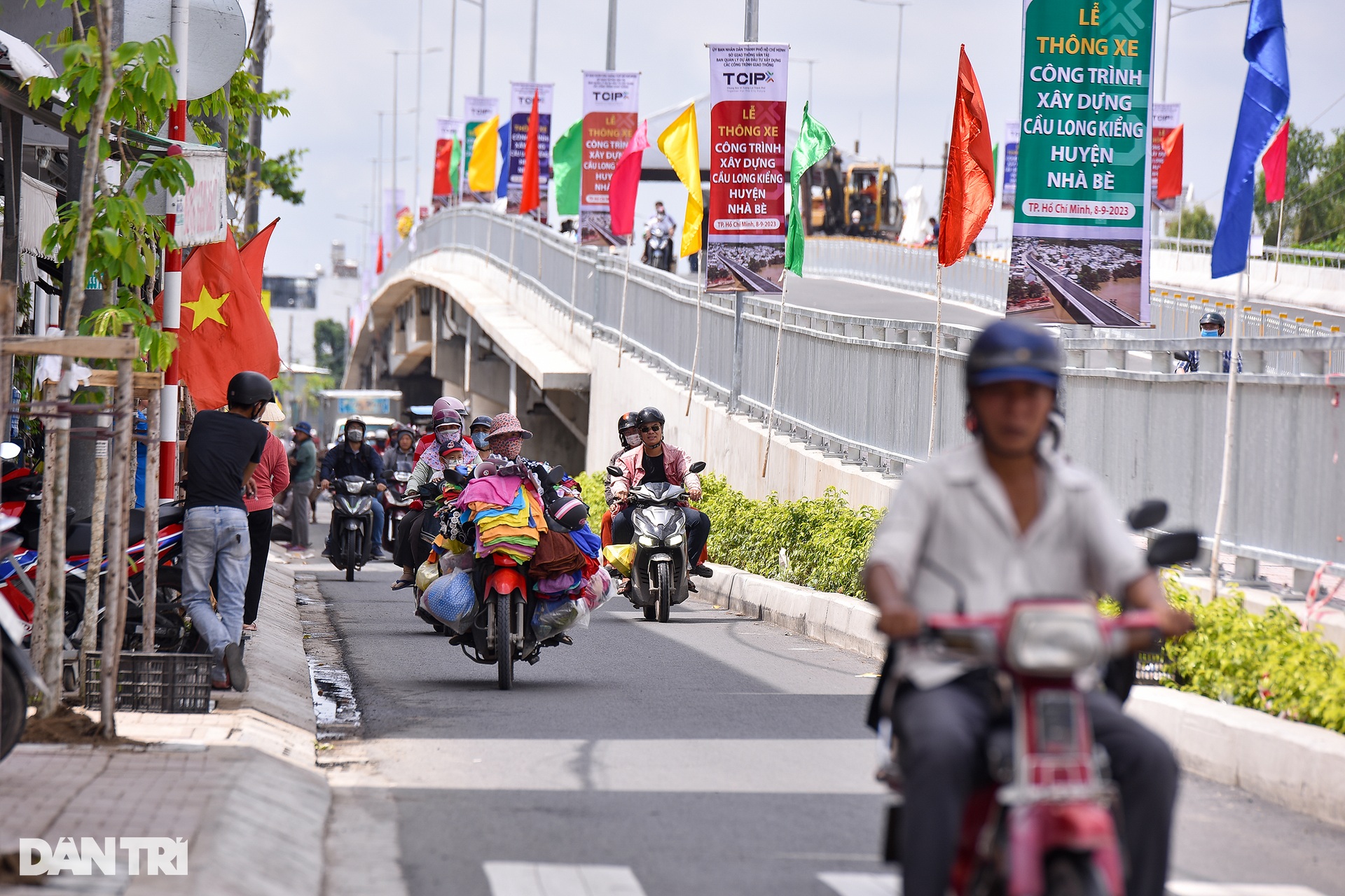 Người dân trên dưới cầu tươi như hoa khi cầu Long Kiểng thông xe - 4 Người dân trên dưới cầu tươi như hoa khi cầu Long Kiểng thông xe - 4
