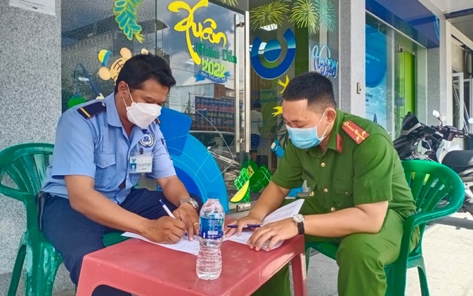 Cơ quan Công an lấy lời khai của nhân viên bảo vệ ngân hàng