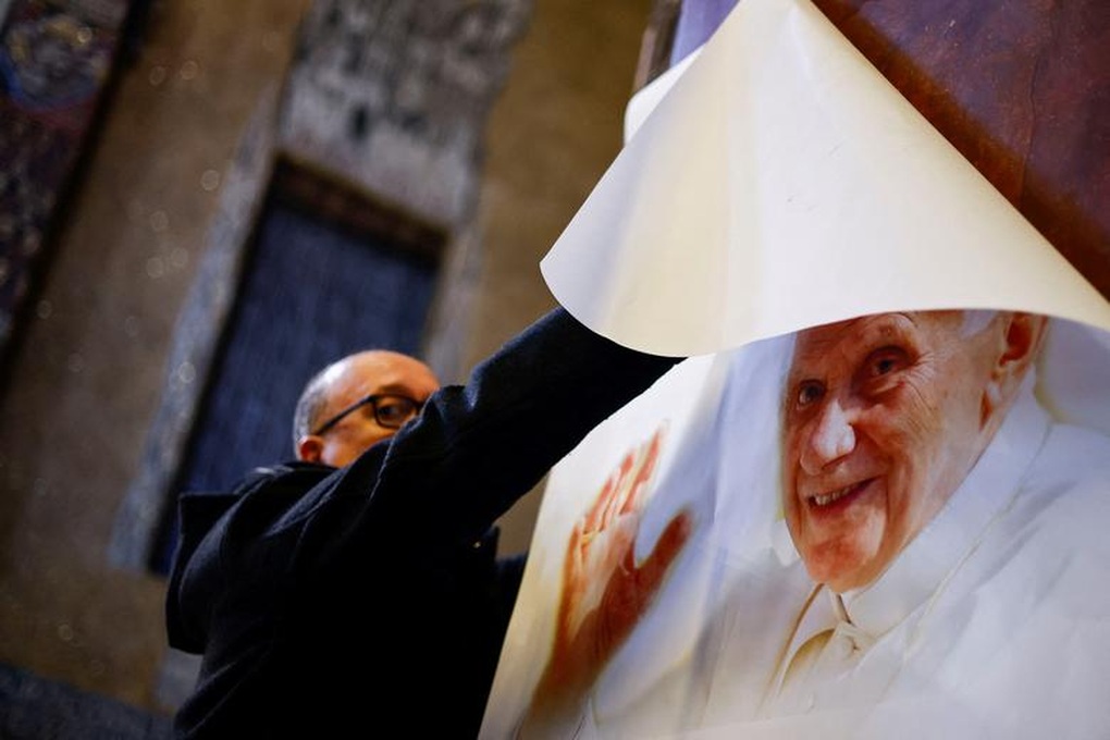 Dòng người xếp hàng dài viếng cựu Giáo hoàng Benedict XVI - 8 Dòng người xếp hàng dài viếng cựu Giáo hoàng Benedict XVI - 8