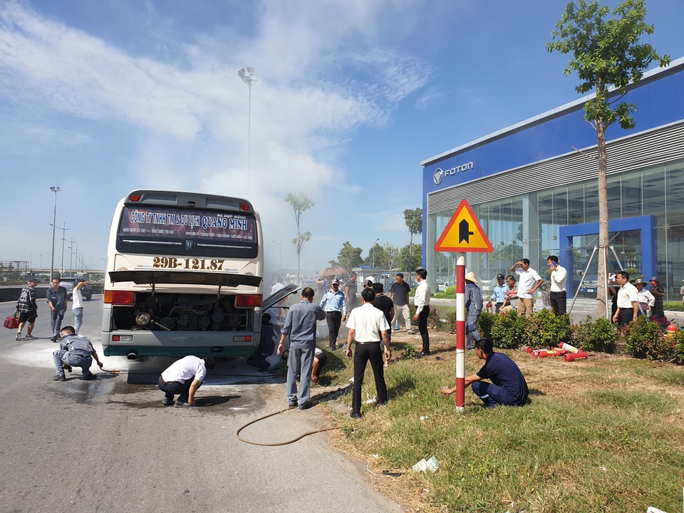 Hàng chục người kịp thời cứu chiếc xe khách bốc khói nghi ngút - 2 Hàng chục người kịp thời cứu chiếc xe khách bốc khói nghi ngút - 2