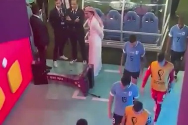 Cavani đấm gục màn hình công nghệ VAR sau khi Uruguay bị loại