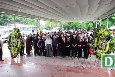 Nghệ sĩ khóc nghẹn ngào trong tang lễ "ông trùm hài tết" Phạm Đông Hồng