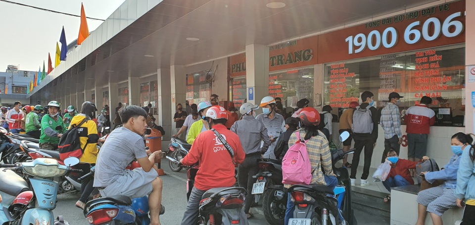 Đường về miền Tây kẹt cứng ngày đầu nghỉ lễ - 10 Đường về miền Tây kẹt cứng ngày đầu nghỉ lễ - 10