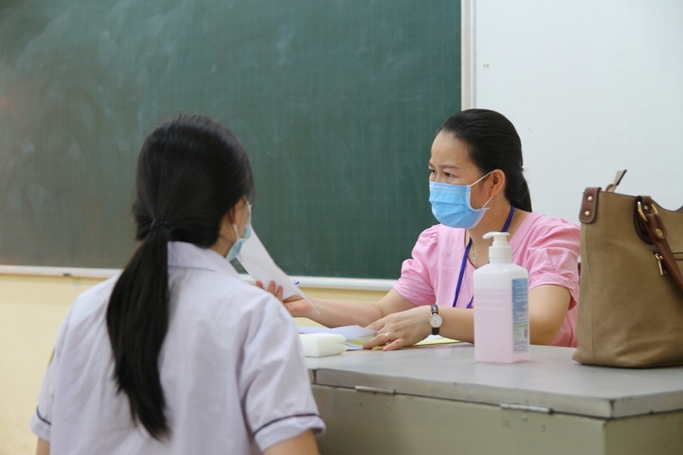 Nghiêm ngặt kiểm tra thí sinh vào làm thủ tục dự thi tốt nghiệp THPT 2020 - 47 Nghiêm ngặt kiểm tra thí sinh vào làm thủ tục dự thi tốt nghiệp THPT 2020 - 47