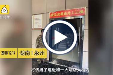 Giật ví của người đi đường đúng lúc cảnh sát vũ trang diễu hành và cái kết