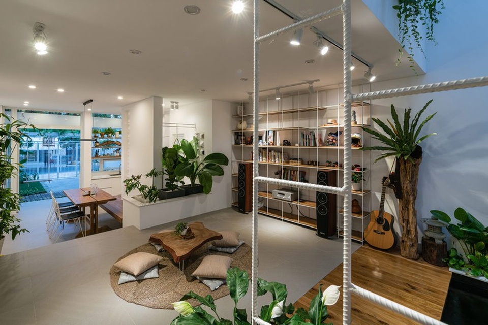 Ngôi nhà có không gian tự nhiên thư giãn cùng hồ cá bên trong - 7