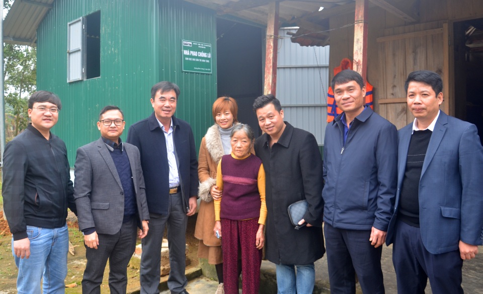 Người dân vùng rốn lũ vui mừng khánh thành xóm nhà phao cứu sinh - 13 Người dân vùng rốn lũ vui mừng khánh thành xóm nhà phao cứu sinh - 13