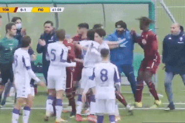 Hai đội bóng lao vào hỗn chiến vì hành vi phi thể thao