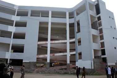 Bệnh viện 1.800 tỷ đồng, 6 năm dở dang, trạm kiểm soát 57 tỷ đồng "vô dụng"