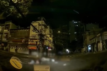 Tình huống va chạm mạnh vì không giảm tốc độ khi qua ngã tư