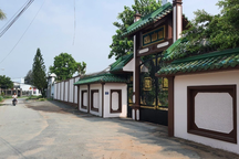 Bé gái sơ sinh bị bỏ rơi trước cổng chùa ở TPHCM