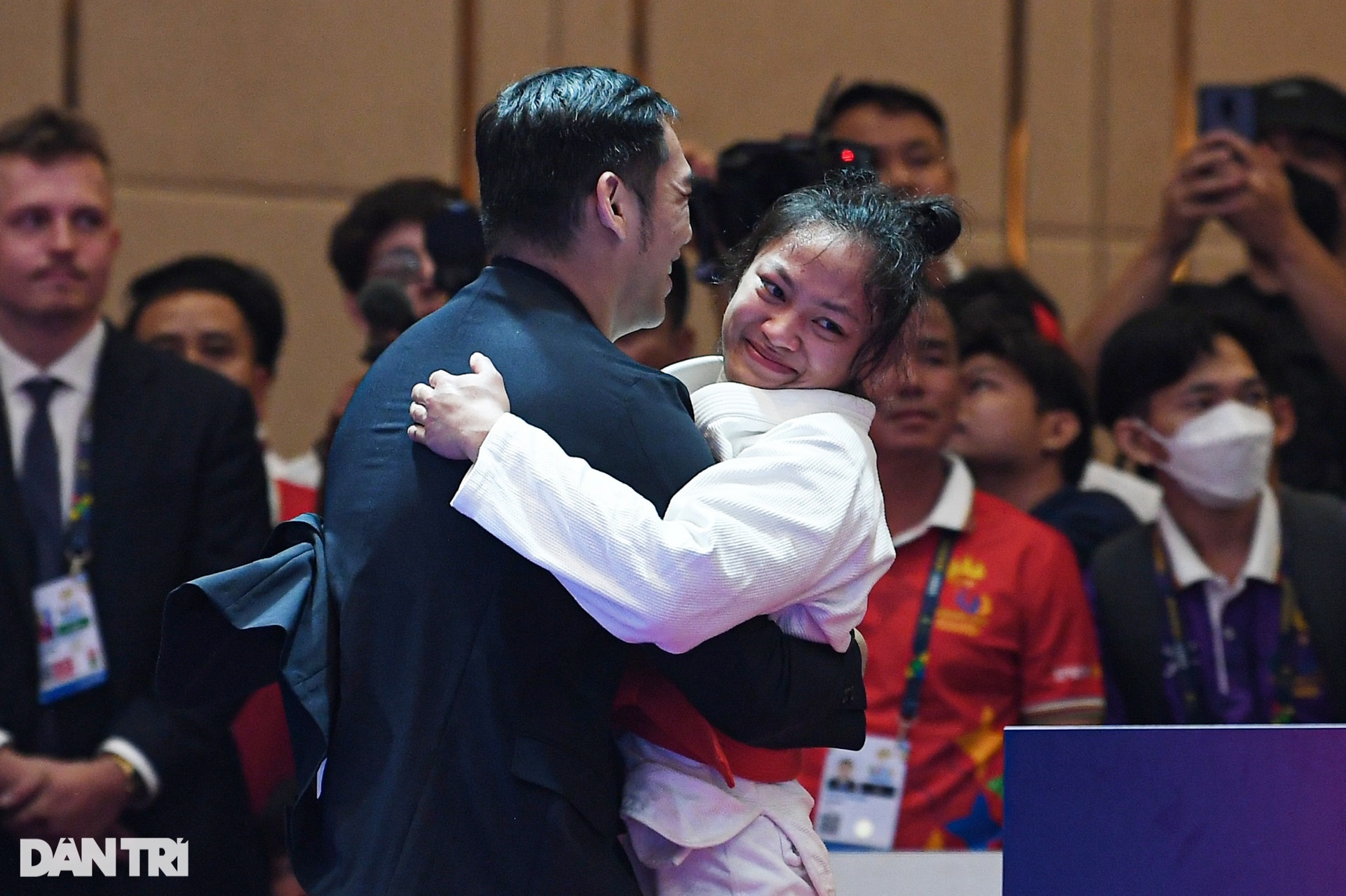 Võ sĩ Philippines gây sốc, khóc nức nở khi hạ tượng đài võ thuật Campuchia - 6 Võ sĩ Philippines gây sốc, khóc nức nở khi hạ tượng đài võ thuật Campuchia - 6