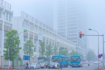 Hà Nội: Sương mù bao phủ dày đặc, các tòa nhà cao tầng bất ngờ "biến mất"