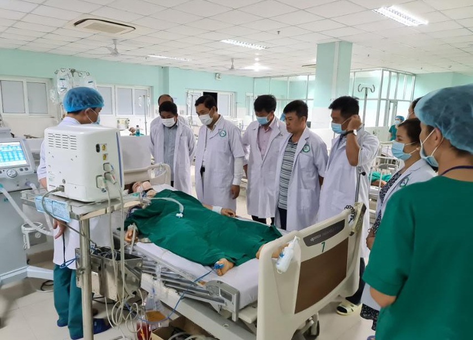 Bác sĩ Chợ Rẫy lên Kon Tum cứu nạn nhân vụ xe khách rơi xuống vực - 5 Bác sĩ Chợ Rẫy lên Kon Tum cứu nạn nhân vụ xe khách rơi xuống vực - 5