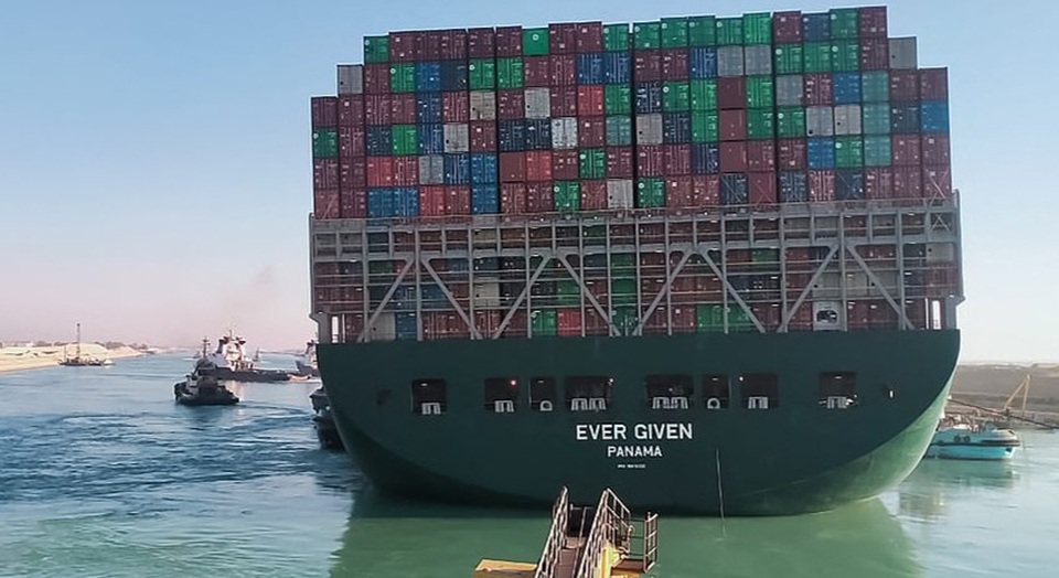 Tàu hàng chặn kênh đào Suez đã dịch chuyển 80% nhưng chưa nổi lại hoàn toàn - 1 Tàu hàng chặn kênh đào Suez đã dịch chuyển 80% nhưng chưa nổi lại hoàn toàn - 1