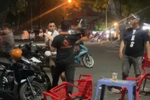 Hai nhóm thanh niên đuổi đánh nhau trước cổng trường đại học ở TPHCM