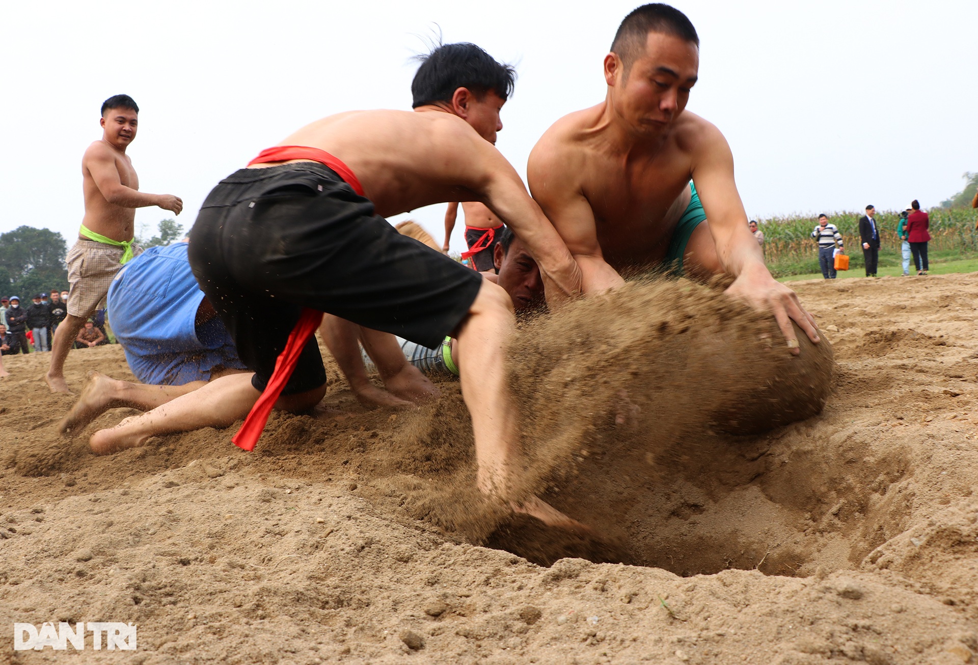 Xem trai làng đánh trần, tranh nhau quả cù nặng 10kg đẽo từ gốc chuối - 10 Xem trai làng đánh trần, tranh nhau quả cù nặng 10kg đẽo từ gốc chuối - 10