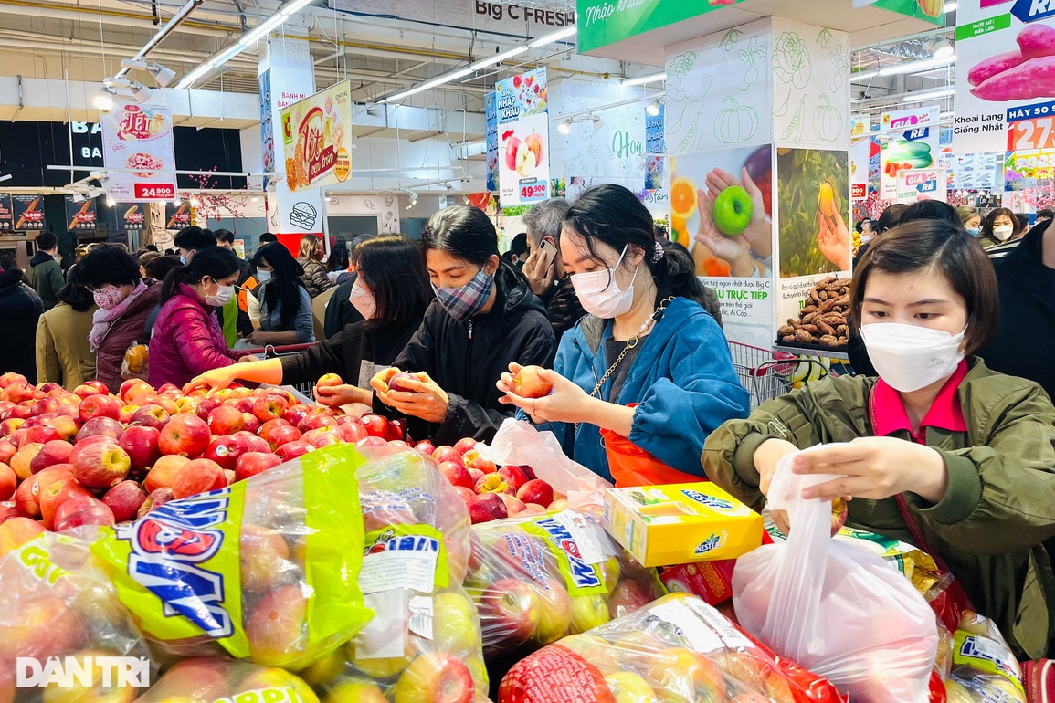 Người dân Hà Nội đổ xô vào siêu thị mua sắm trong ngày đầu nghỉ Tết - 4 Người dân Hà Nội đổ xô vào siêu thị mua sắm trong ngày đầu nghỉ Tết - 4
