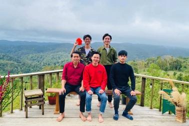 Những chàng trai lạ ở "cổng trời" An Toàn